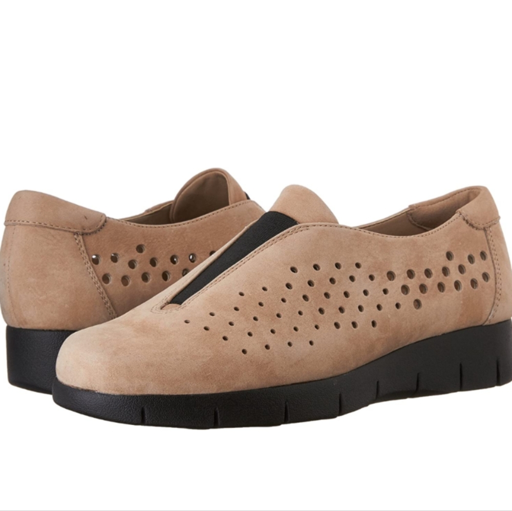 Clarks Women's Daelyn Summit Slip-On Loafer, Sand Nubuck, Size 7.5